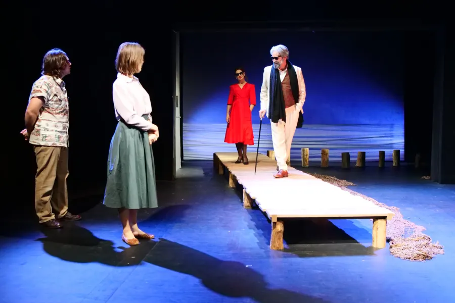 Zdjęcie z próby medialnej spektaklu „Zamiana". Zdjęcie przedstawia jedną ze scen spektaklu. Po lewej stronie stoją aktorzy Szantal Strzelińska i Konrad Krupiński, na drewnianym podeście stoją aktorzy Dariusz Bereski i Ewa Audykowska-Wiśniewska