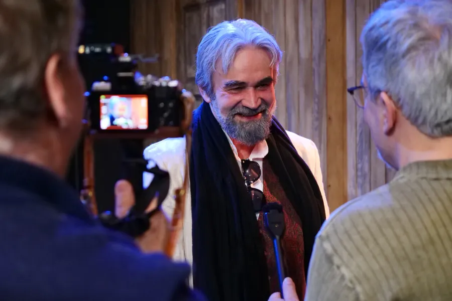 Zdjęcie z próby medialnej spektaklu „Zamiana". Na zdjęciu jest aktor Dariusz Bereski udzielający wywiadu Dariuszowi Pawłowskiemu z Dziennika Łódzkiego. 