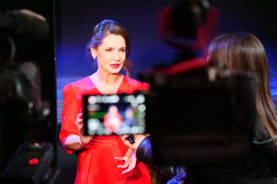 Zdjęcie z próby medialnej spektaklu „Zamiana". Na zdjęciu aktorka Ewa Audykowska-Wiśniewska udziela wywiadu telewizyjnego