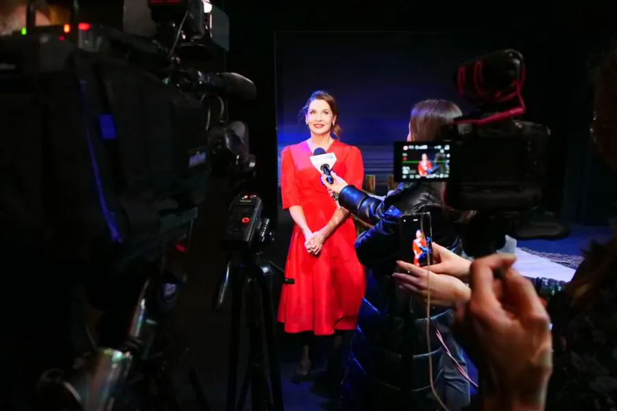 Zdjęcie z próby medialnej spektaklu „Zamiana". Na zdjęciu aktorka Ewa Audykowska-Wiśniewska udziela wywiadu telewizyjnego