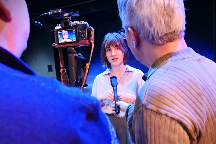 Zdjęcie z próby medialnej spektaklu „Zamiana". Na zdjęciu aktorka Szantal Strzelińska udziela wywiadu Dariuszowi Pawłowskiemu z Dziennika Łódzkiego