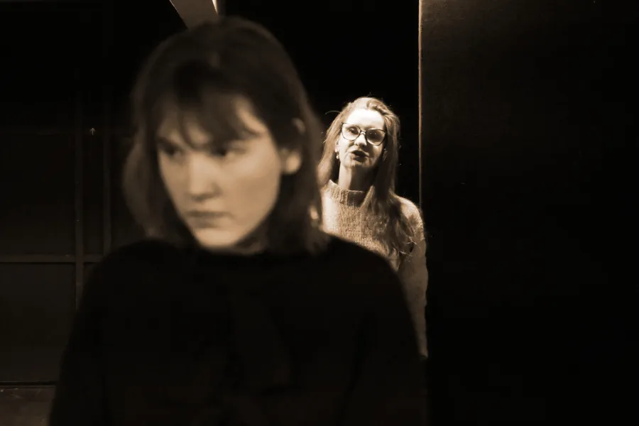 Zdjęcie z prób do spektaklu „Zamiana". Na pierwszym planie widać Szantal Strzelińską, z tyłu w tle jest Ewa Audykowska-Wiśniewska.