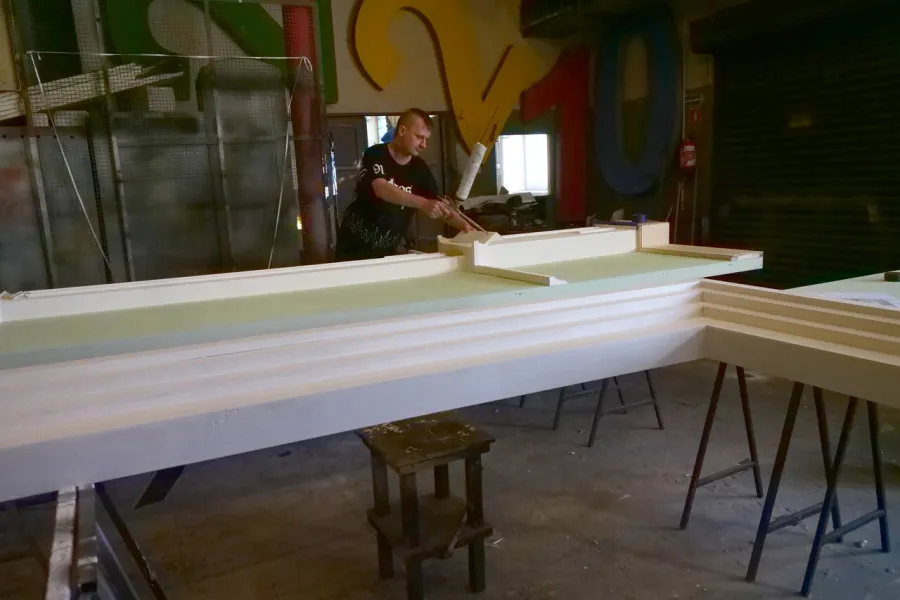 przygotowania do premiery „Świętoszka", modelatornia. Pracownik na zdjęciu dopracowuje elementy scenografii, fot. Marcin Nowak