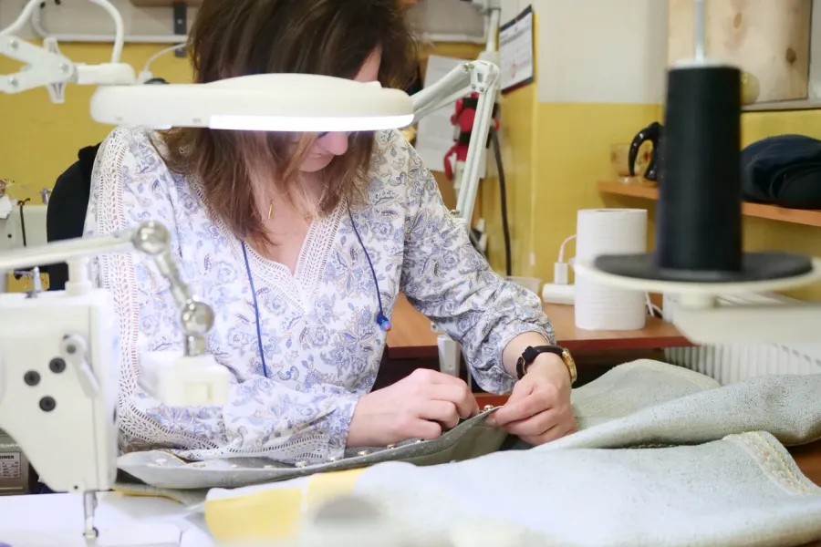 przygotowania do premiery „Świętoszka", pracownia krawiecka. Na zdjęciu Pani krawcowa przyszywająca guziki, fot. Marcin Nowak