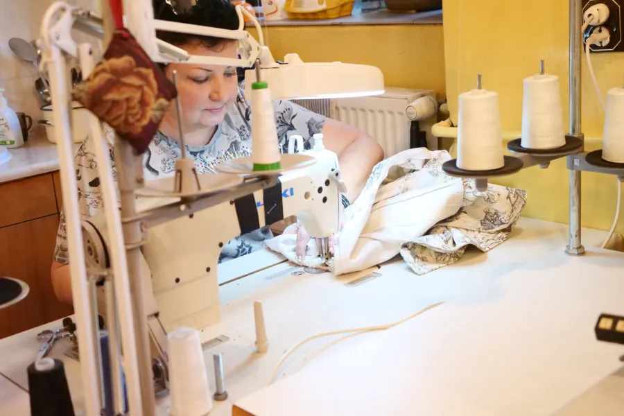 przygotowania do premiery „Świętoszka", pracownia krawiecka. Na zdjęciu Pani krawcowa szyjąca na maszynie, fot. Marcin Nowak