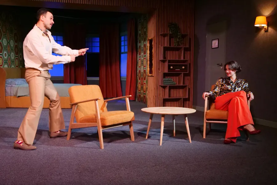 „Morderstwo w hotelu”, na zdjęciu: Krzysztof Wach, Natalia Klepacka, fot. Marcin Nowak