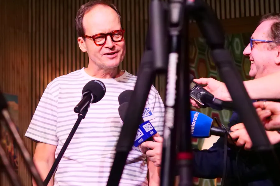 próba medialna spektaklu „Morderstwo w hotelu", na zdjęciu Jacek Bończyk udzielający wywiadów, fot. Marcin Nowak