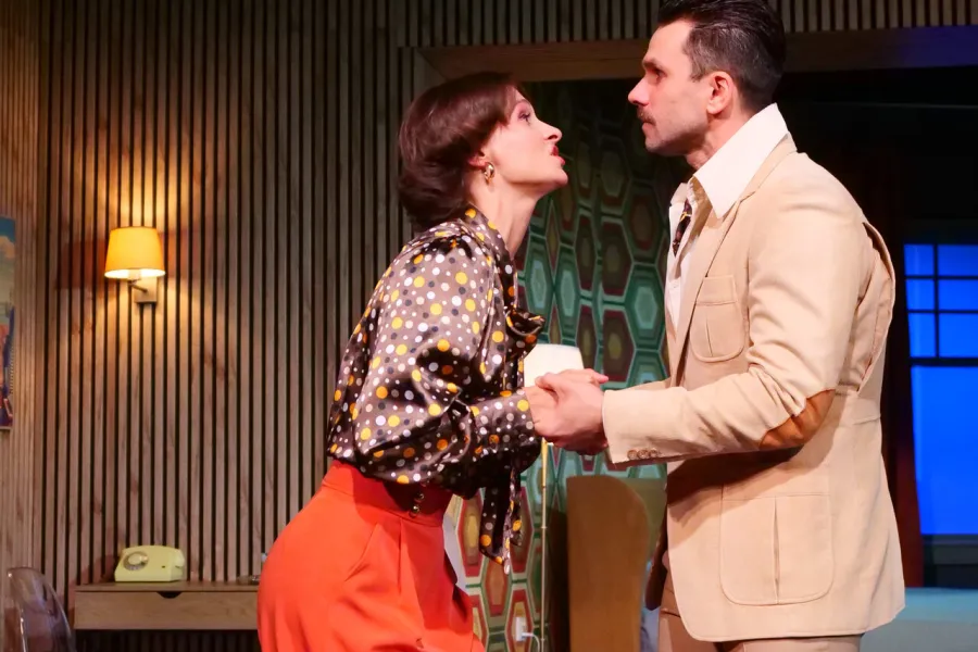 próba medialna spektaklu „Morderstwo w hotelu", na zdjęciu: Natalia Klepacka, Krzysztof Wach odgrywający scenę ze spektaklu, fot. Marcin Nowak