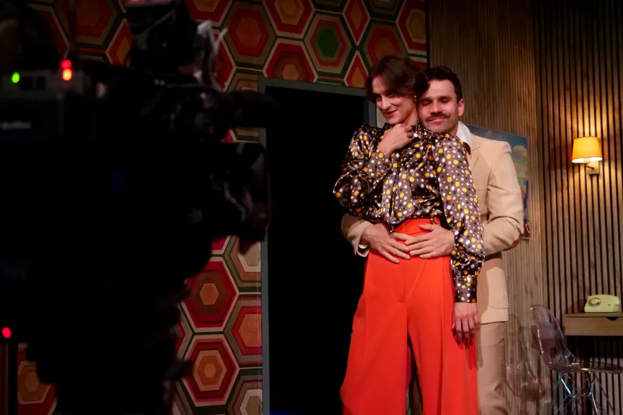 próba medialna spektaklu „Morderstwo w hotelu", na zdjęciu: Natalia Klepacka, Krzysztof Wach odgrywający scenę ze spektaklu, fot. Marcin Nowak