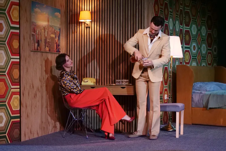 próba medialna spektaklu „Morderstwo w hotelu", na zdjęciu: Natalia Klepacka, Krzysztof Wach odgrywający scenę ze spektaklu, fot. Marcin Nowak