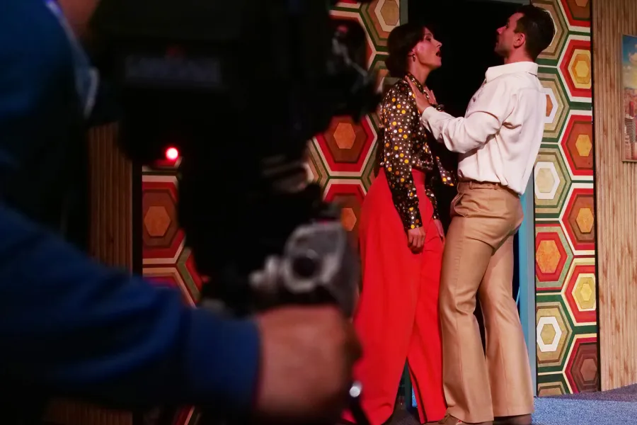 próba medialna spektaklu „Morderstwo w hotelu", na zdjęciu: Natalia Klepacka, Krzysztof Wach odgrywający scenę ze spektaklu, fot. Marcin Nowak