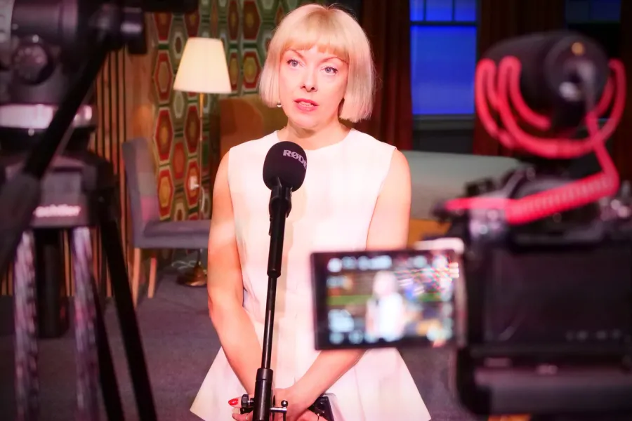 próba medialna spektaklu „Morderstwo w hotelu", na zdjęciu: kostiumografka Sabina Czupryńska udzielająca wywiadów, fot. Marcin Nowak