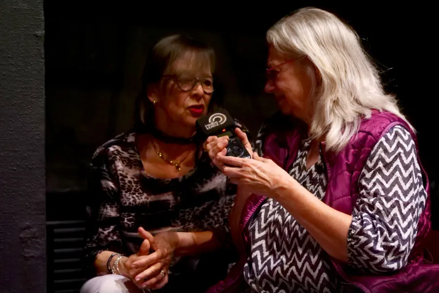 próba medialna spektaklu „Morderstwo w hotelu", na zdjęciu: Bogusława Pawelec udzielająca wywiadu radiowego dziennikarce, fot. Marcin Nowak