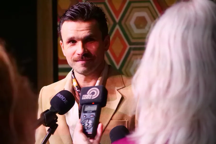 próba medialna spektaklu „Morderstwo w hotelu", na zdjęciu: Krzysztof Wach udzielający wywiadów, fot. Marcin Nowak