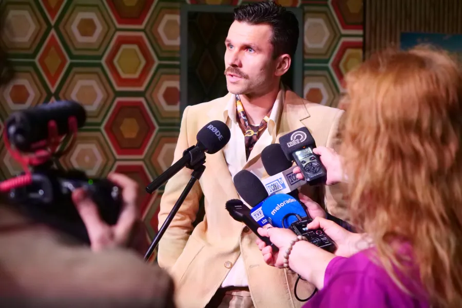 próba medialna spektaklu „Morderstwo w hotelu", na zdjęciu: Krzysztof Wach udzielajacy wywiadów, fot. Marcin Nowak