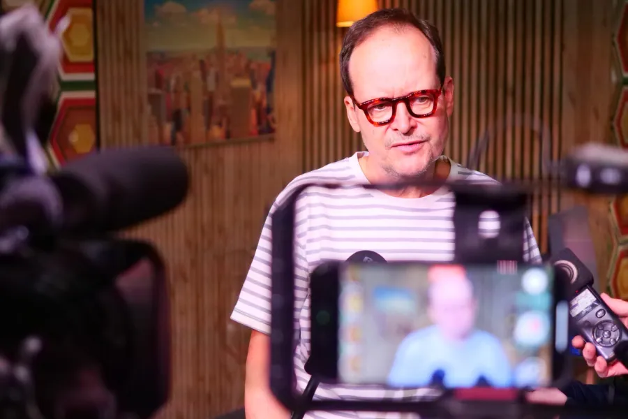 próba medialna spektaklu „Morderstwo w hotelu", na zdjęciu: udzielający wywiadów Jacek Bończyk, fot. Marcin Nowak