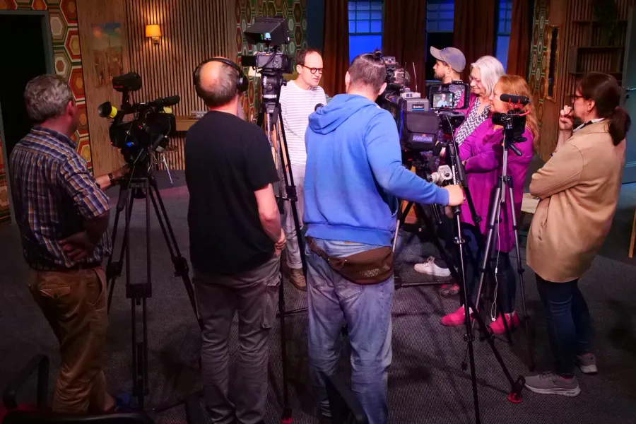 próba medialna spektaklu „Morderstwo w hotelu", na zdjęciu grono dziennikarzy robiących wywiady z reżyserem Jackiem Bończykiem, fot. Marcin Nowak