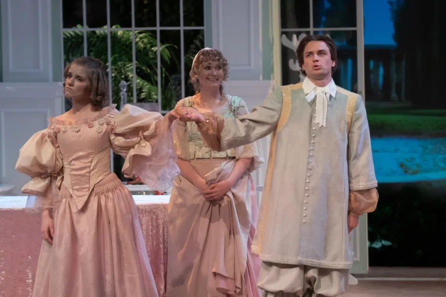 „Świętoszek", na zdjęciu: Sara Lityńska, Iwona Karlicka, Wiktor Piechowski, fot. Mikołaj Pływacz