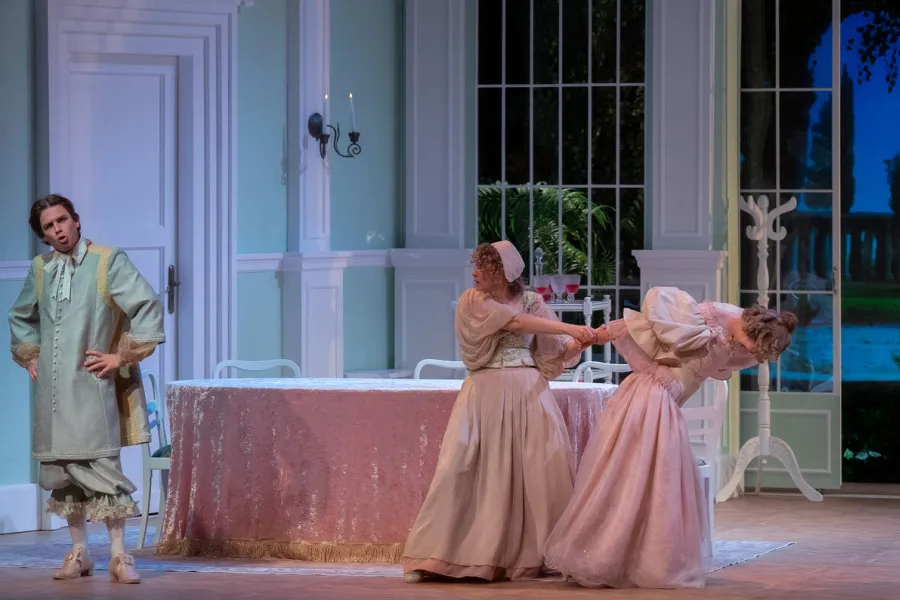 „Świętoszek", na zdjęciu: Wiktor Piechowski, Iwona Karlicka, Sara Lityńska, fot. Mikołaj Pływacz