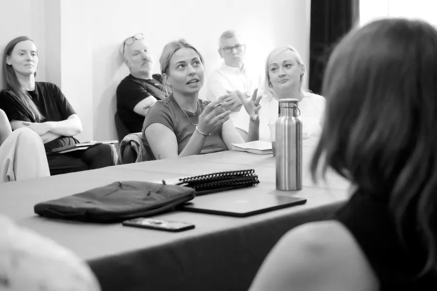 pierwsza próba spektaklu „Czas na wielki numer", na zdjęciu widać dramaturżkę Krysię Bednarek, a obok inspicjentkę Katarzynę Brudek, na zdjęcie nałożony jest czarno-biały filtr, fot. Marcin Nowak 