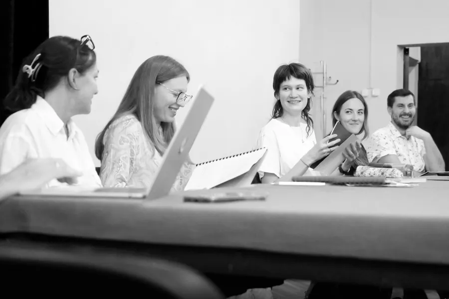 pierwsza próba spektaklu „Czas na wielki numer", na zdjęciu od lewej Monika Badowska, Matylda Paszczenko, Barbara Bendyk, Wiktoria Kubat, Paweł Sztarbowski, na zdjęcie nałożony jest czarno-biały filtr, fot. Marcin Nowak