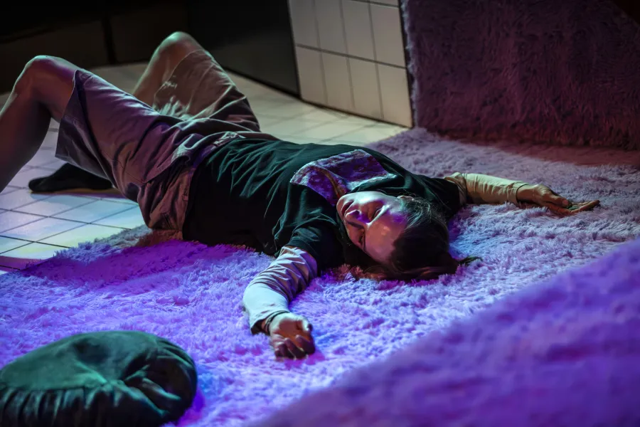 Zdjęcie ze spektaklu „Czas na wielki numer". Na fotografii aktorka Natalia Klepacka. Aktorka leży na plecach na różowym, puchatym dywanie. Nogi ma zgięte w kolanach, ręce nad głową rozłożone szeroko. Autorką zdjęcia jest Natalia Kabanow. 