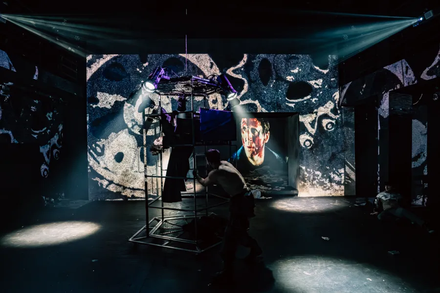 tyłem Krzysztof Wach, w środku „klatki” Mateusz Czwartosz, przy filarze Kacper Męcka (gościnnie), na projekcji Sambor Czarnota, fot. HaWa